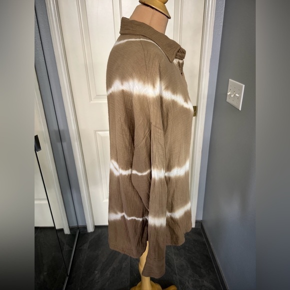 The Porter Collective Guaze Button Up Shirt - Picture 2 of 6